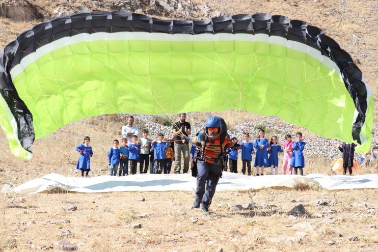 gençler güzelliklerini Ağrılı paraşütüyle şehrin keşfedecek yamaç 10