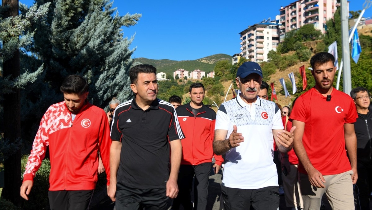 Bakan Uraloğlu, Tunceli'deki Mameki Parkı'nda gençlerle yürüyüş yaptı