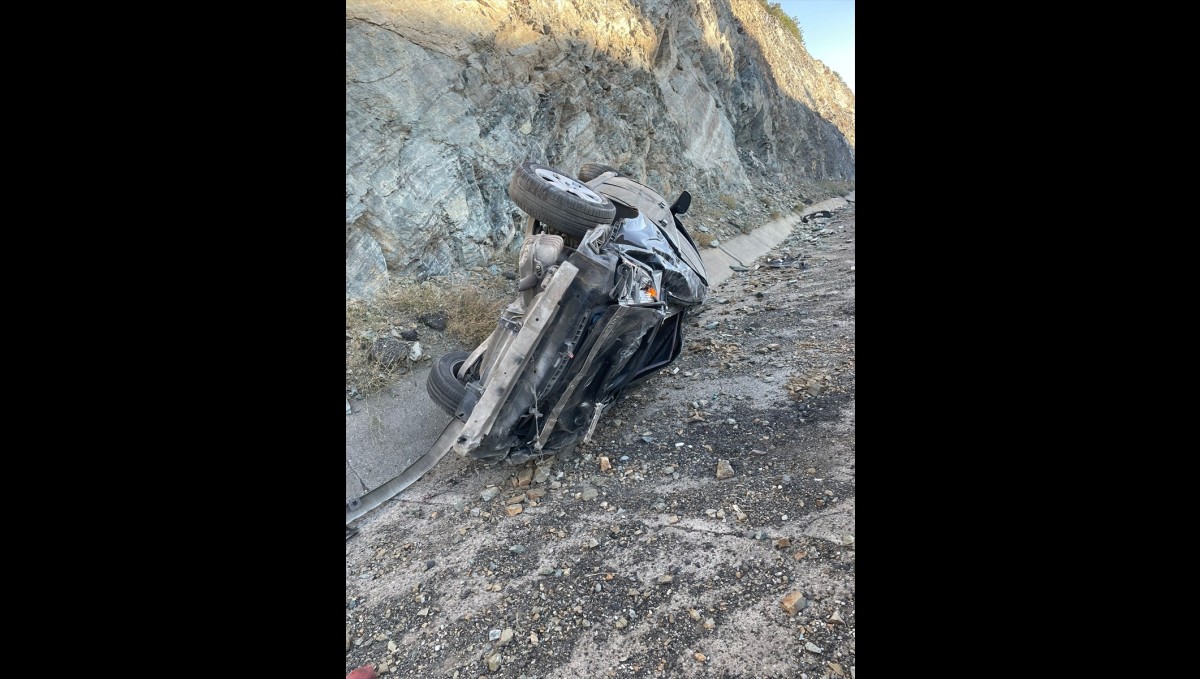 Bingöl'de devrilen otomobildeki 3 kişi yaralandı