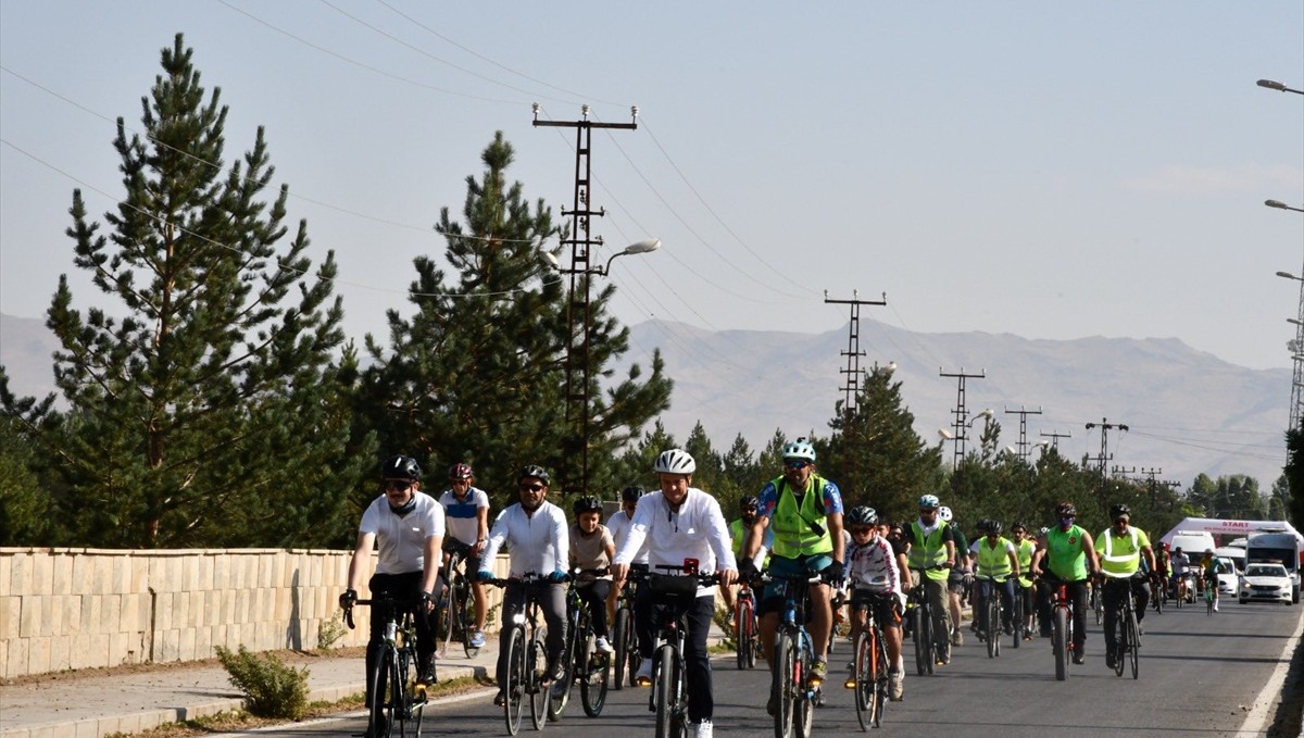 Bisiklet tutkunları "Malazgirt'ten Ahlat'a Pedallıyoruz" etkinliğinde ter döktü