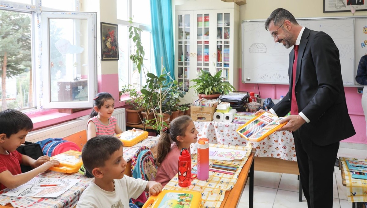 Bitlis Belediye Başkanı Tanğlay, öğrencilere boyama seti dağıttı