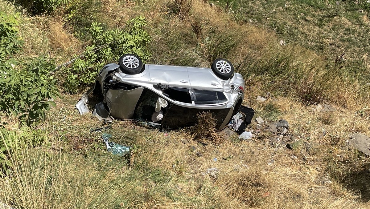 Bitlis'te şarampole devrilen otomobildeki 2 kişi yaralandı