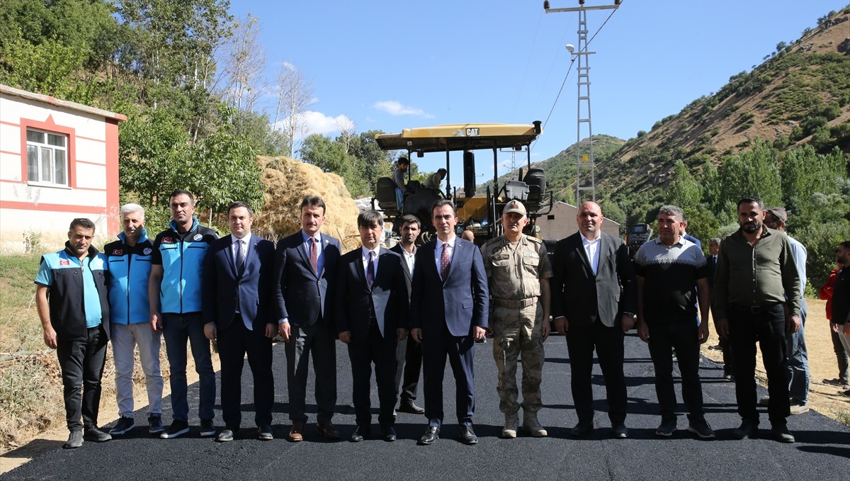 Bitlis'teki köy yolları sıcak asfalta kavuşuyor
