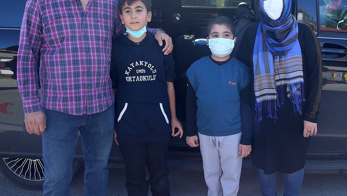 Çocuklar, uçurtmalarını ilik nakli olan Sıraç için uçurdu