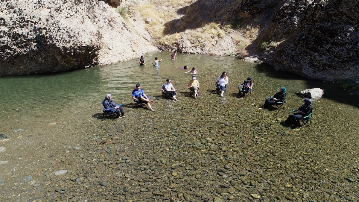 Doğa harikası Kızılağaç Kanyonu'nda yürürken çevre bilinciyle çöp de topladılar