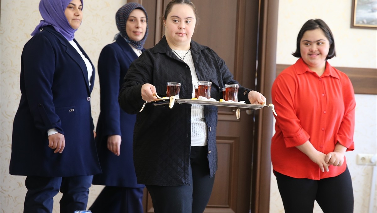 Down sendromlu Çağla ve Elif, istihdam edildikleri valiliğe neşe kattı