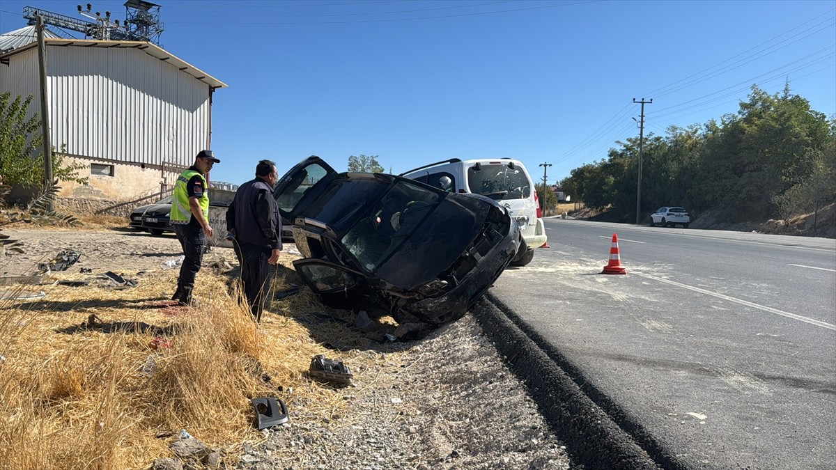 Elazığ'da park halindeki hafif ticari araca çarpan otomobilde bulunan 3 kişi yaralandı