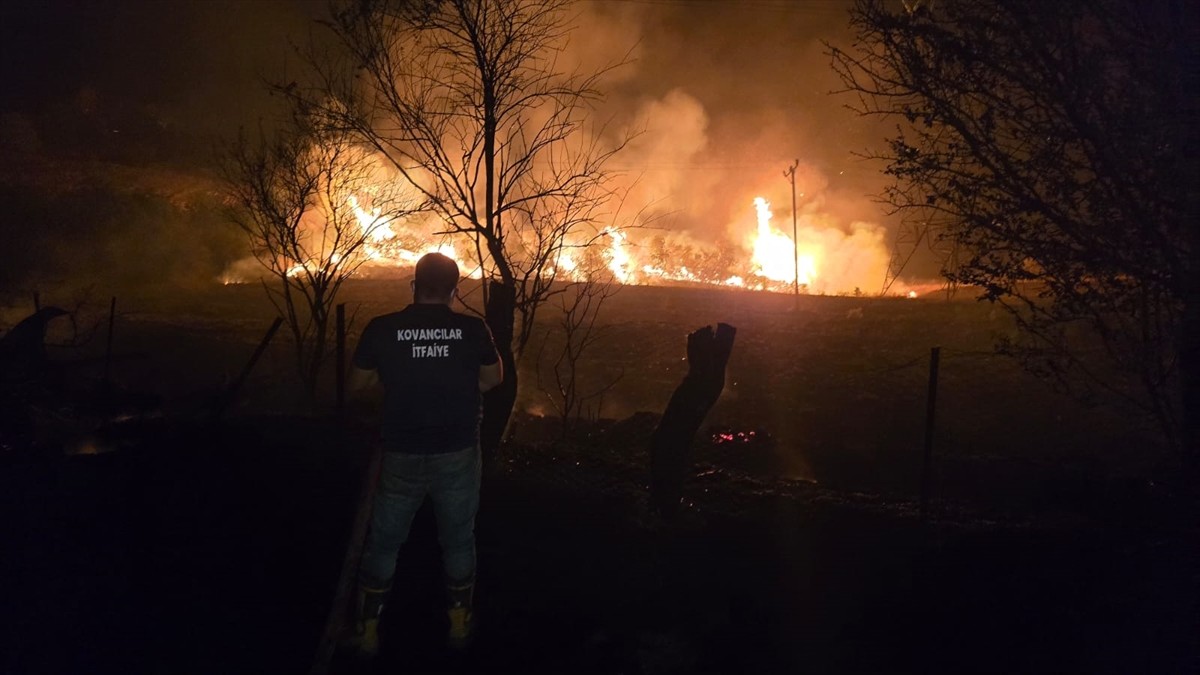 Elazığ kırsalında çıkan yangına müdahale ediliyor