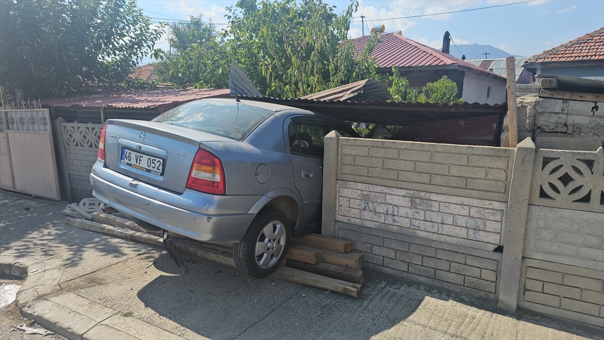 Erzincan'da bahçe duvarına çarpan otomobilin sürücüsü yaralandı