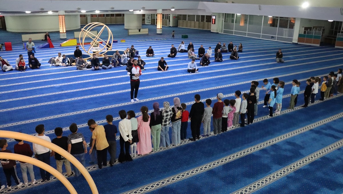 Erzincan'da çocuklar, "Babalar ve Bebeler Camide" etkinliğiyle sporla buluşuyor