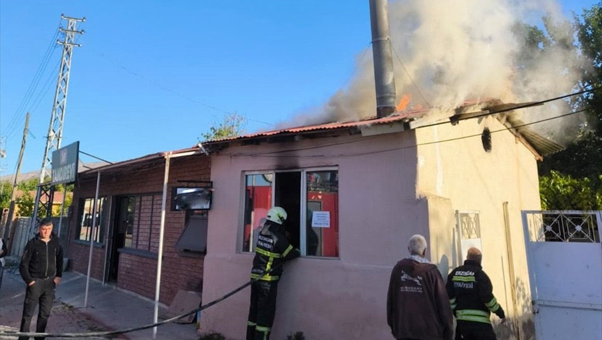 Erzincan'da iş yerinde çıkan yangın itfaiye ekiplerince söndürüldü