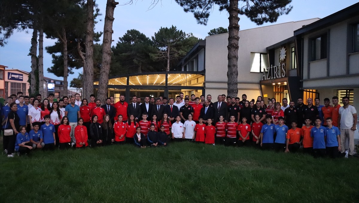 Erzincan Valisi Aydoğdu müsabakalarda derece elde eden sporcularla buluştu: