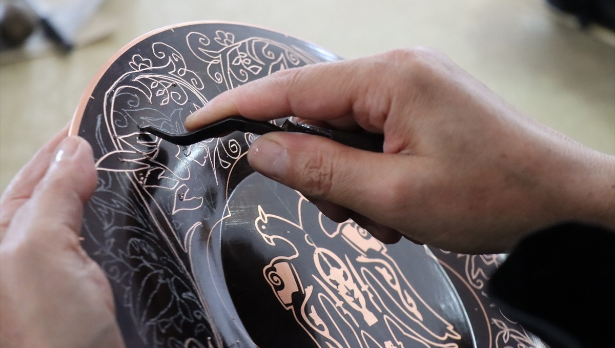 Erzincanlı kadınlar bakır işlemeciliğini geleceğe taşıyor