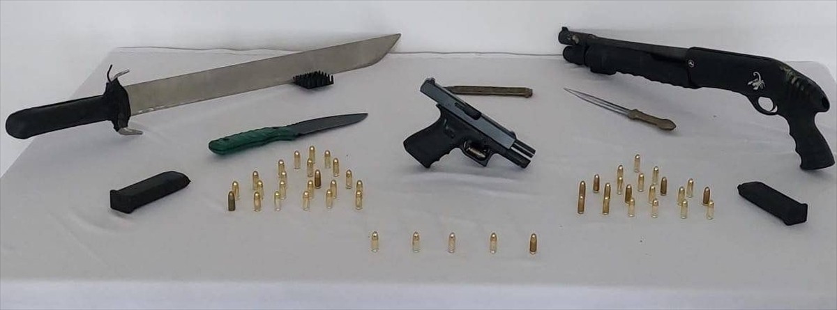Erzurum'da düzenlenen operasyonda ruhsatsız tabanca, tüfek, bıçak ve kılıç ele geçirildi