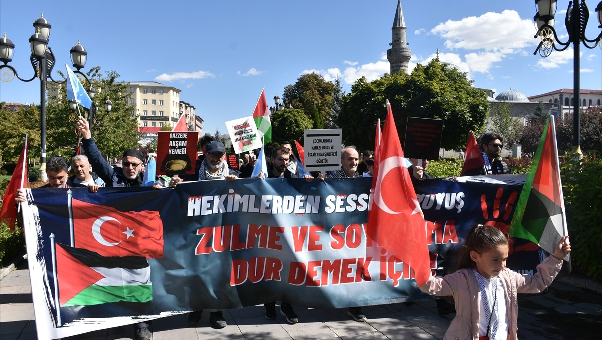 Erzurum'da sağlık çalışanları 98 haftadır Gazze için yürüyor