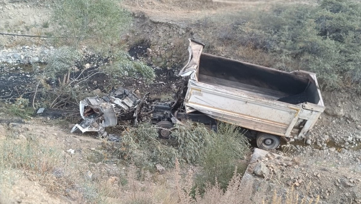 Erzurum'da şarampole devrilen kamyonun sürücüsü ağır yaralandı