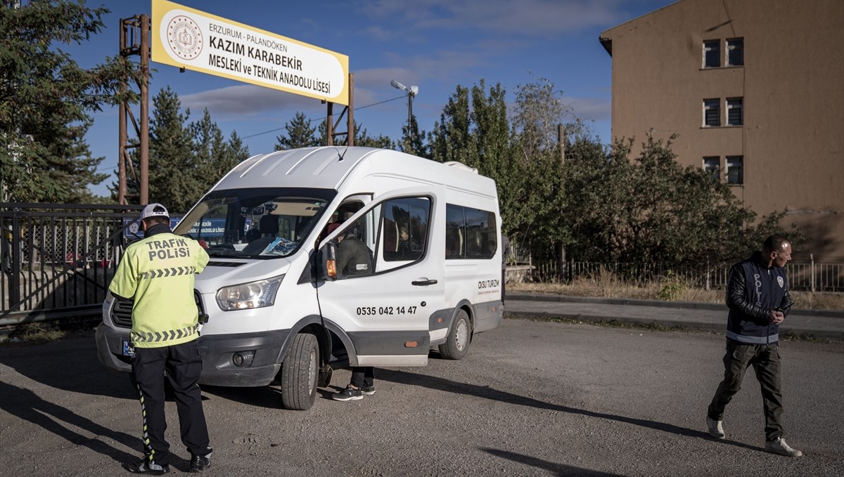 Erzurum polisi öğrencilerin güvenliği için okul çevresinde nöbette