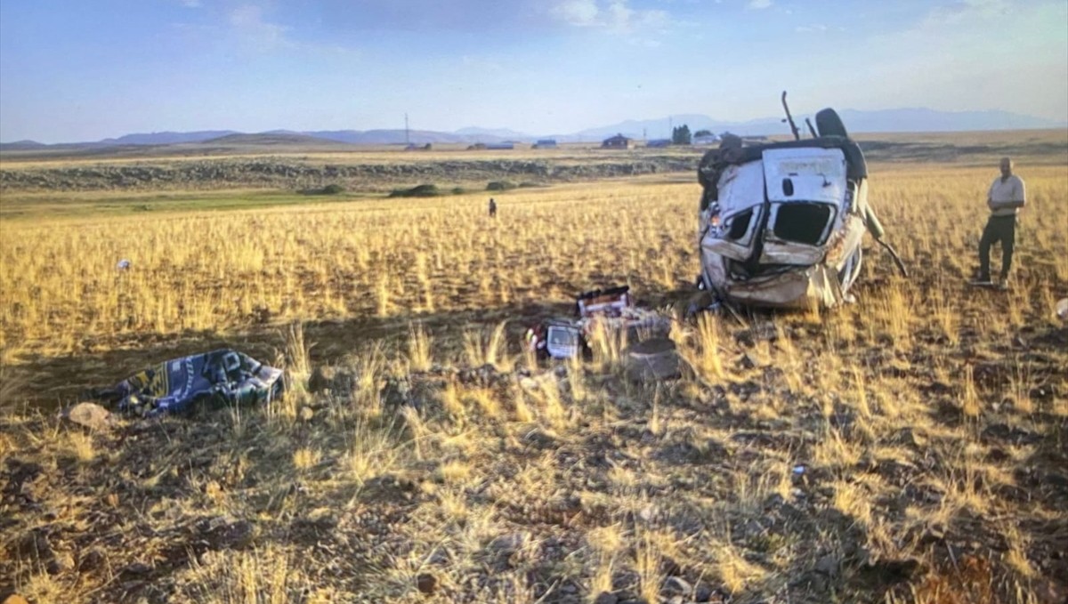 Erzurum'da takla atan hafif ticari araçtaki 3 kişi öldü