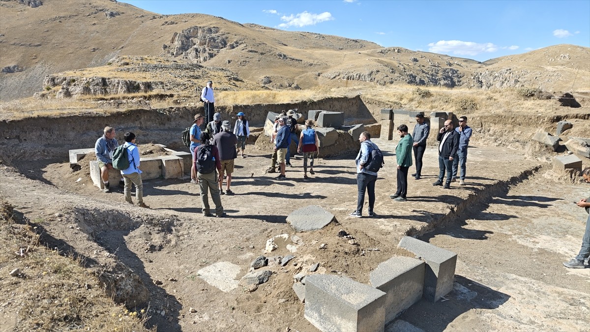 Farklı ülkelerden ziyaretçiler, Bitlis'teki Kef Kalesi'ni gezdi