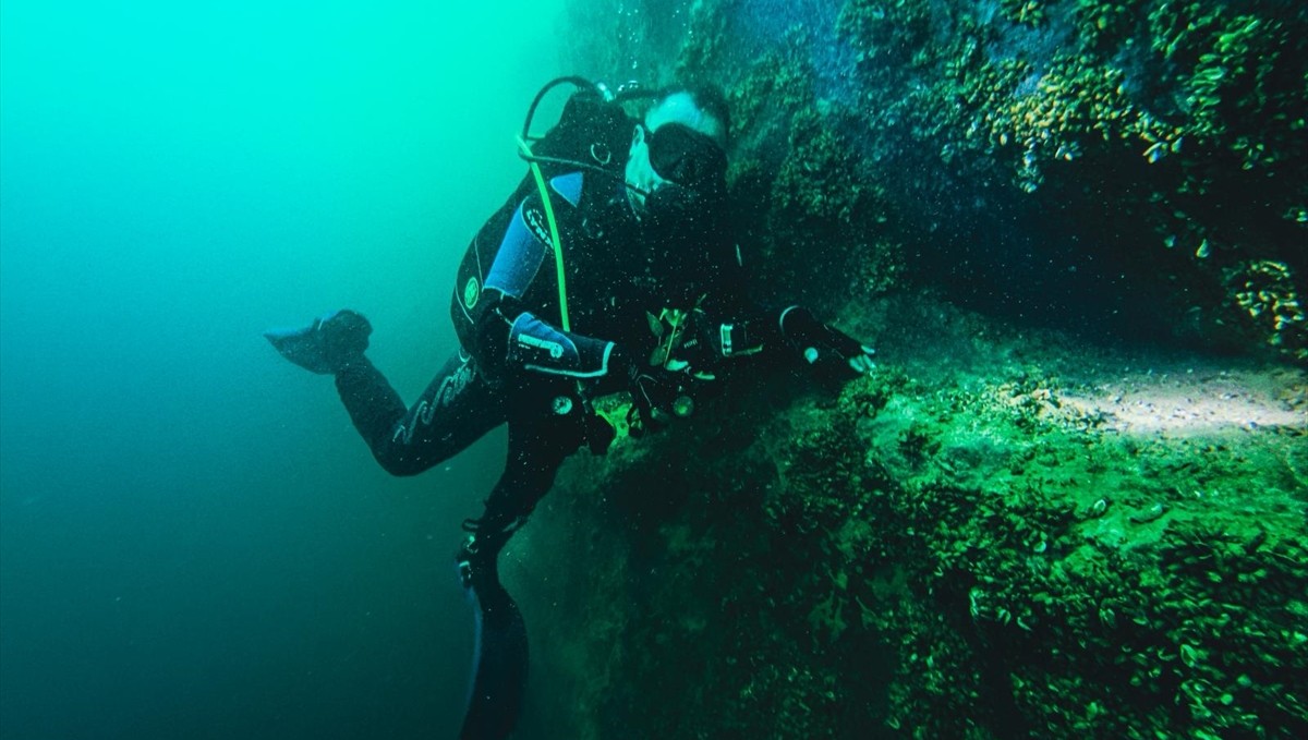 Gönüllü dalgıçlar suyun derinliklerindeki tarihi kalıntıları kayıt altına alıyor