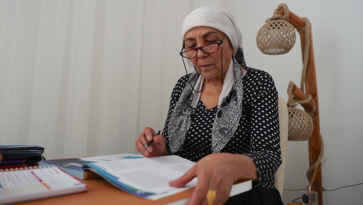 Hakkari'de 60 yaşında liseden mezun olan kadının hedefi üniversite