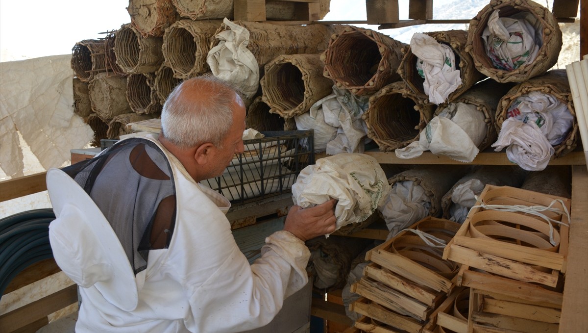 Hakkari'de arıcıların bal mesaisi sürüyor