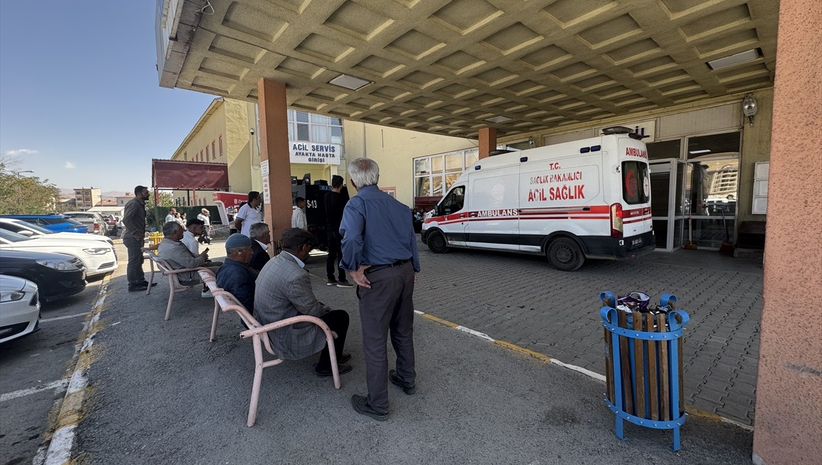 Hakkari'de kepçe ile kamyon arasında sıkışan operatör öldü