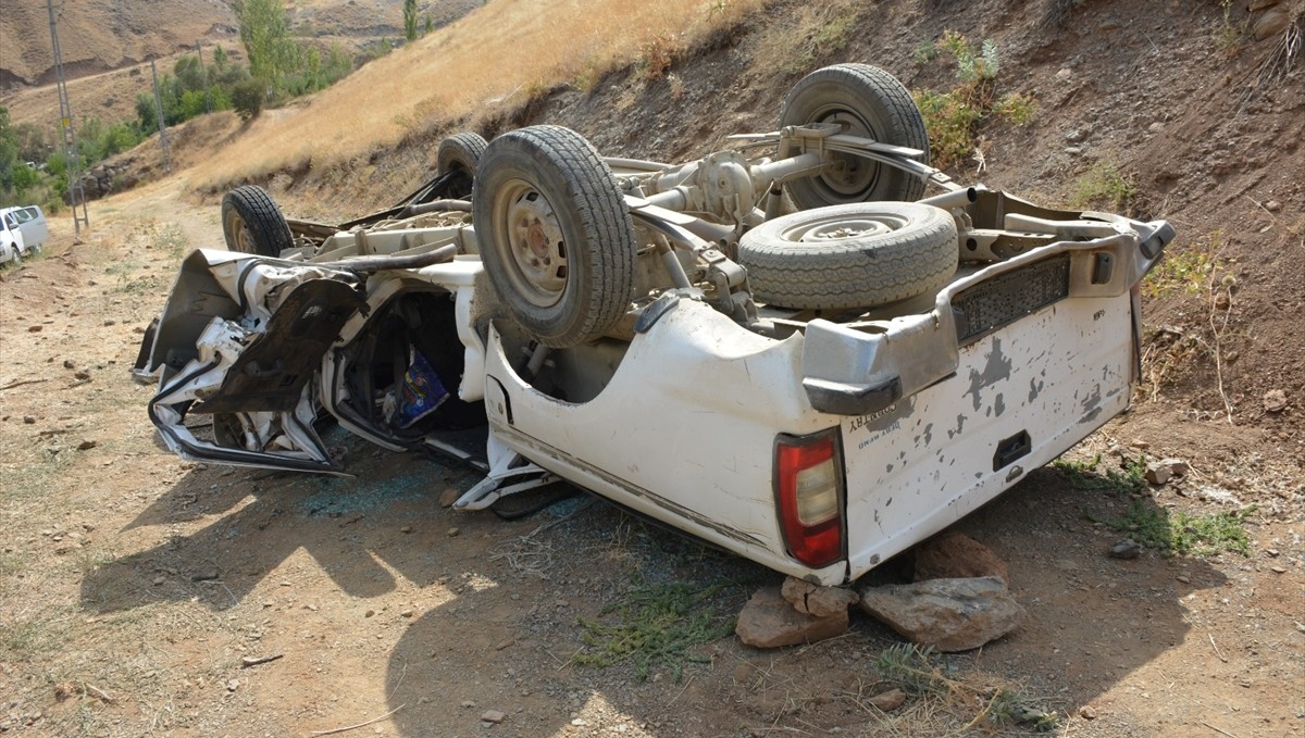 Hakkari'de şarampole devrilen pikaptaki 2 kişi öldü, 1 kişi yaralandı