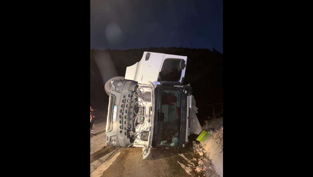 Hizan'da devrilen hafriyat kamyonunun sürücüsü yaralandı