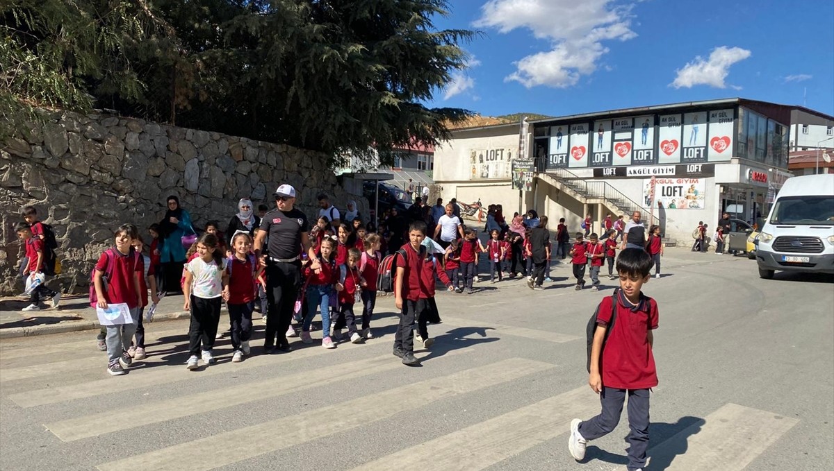 Hizan'da polis ekipleri okul önlerinde güvenlik önlemi aldı