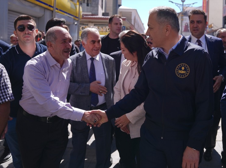 sohbet İçişleri Yerlikaya, çay Bakanı içip vatandaşlarla Ağrı