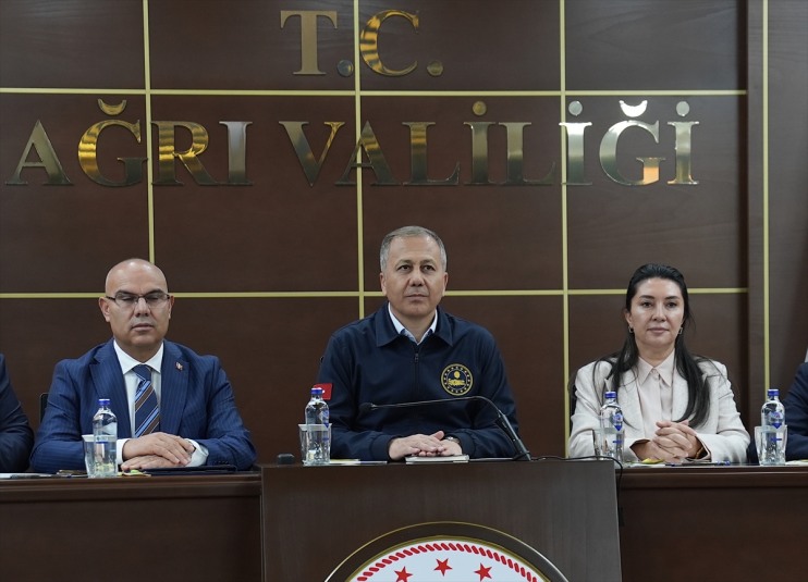 vatandaşlarla İçişleri Bakanı Yerlikaya, çay sohbet içip etti Ağrı