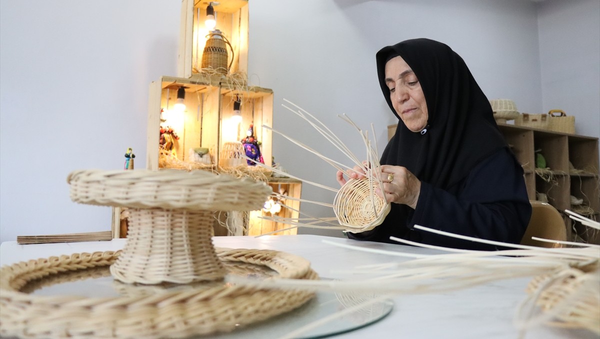 Kanser hastası kadın dekoratif sepet örme kursuyla hayata tutunuyor