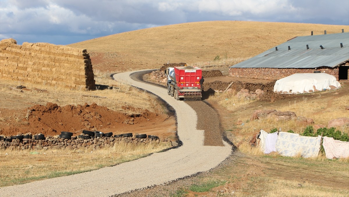 Karlıova'da köy yollarında asfalt çalışması