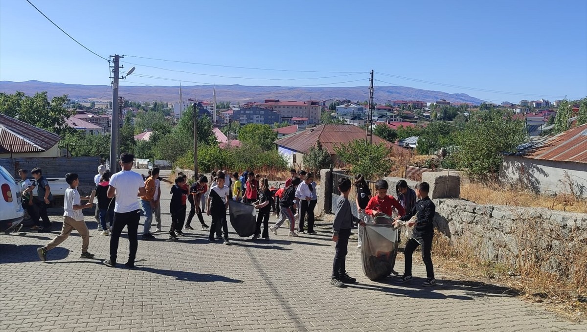 Karlıova'da öğrencilerden temizlik çalışması