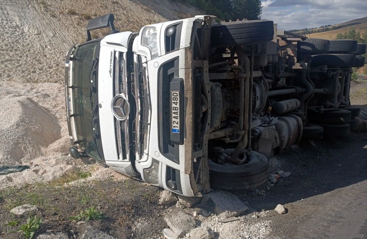Kars'ta devrilen kamyondaki 55 küçükbaş hayvan telef oldu
