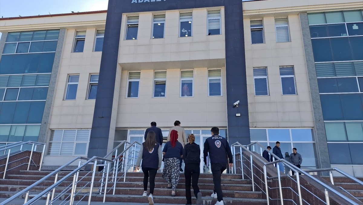 Kars'ta dolandırıcılık iddiasıyla 2 kadın yakalandı