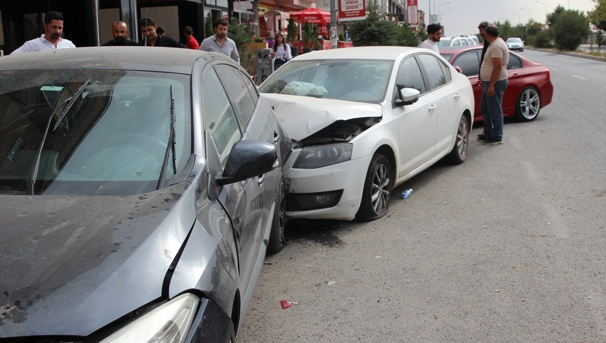Kars'ta kontrolden çıkan otomobil park halindeki araçlara çarptı