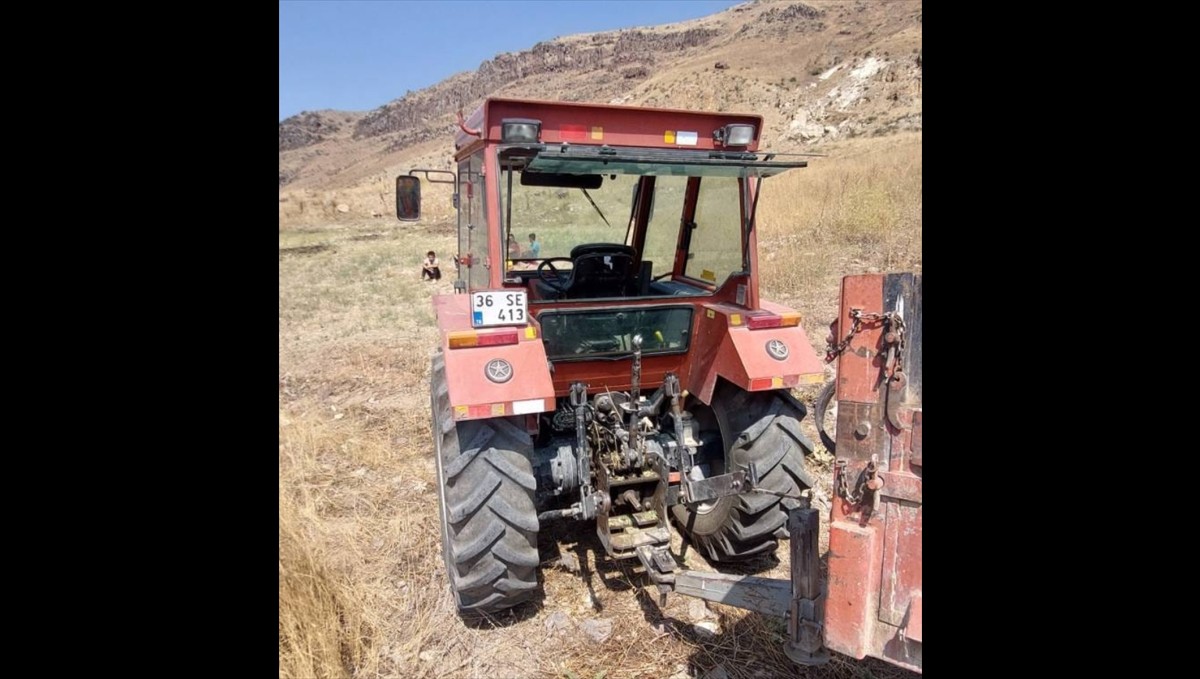 Kars'ta seyir halindeki traktörden düşen çocuk öldü