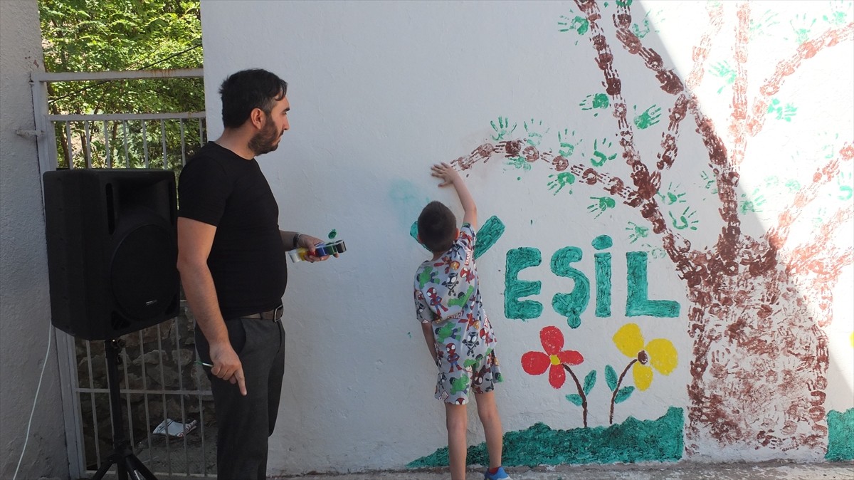 Keban'da öğrenciler "Yeşil Vatan" temasıyla okul duvarına ağaç resmi çizdi