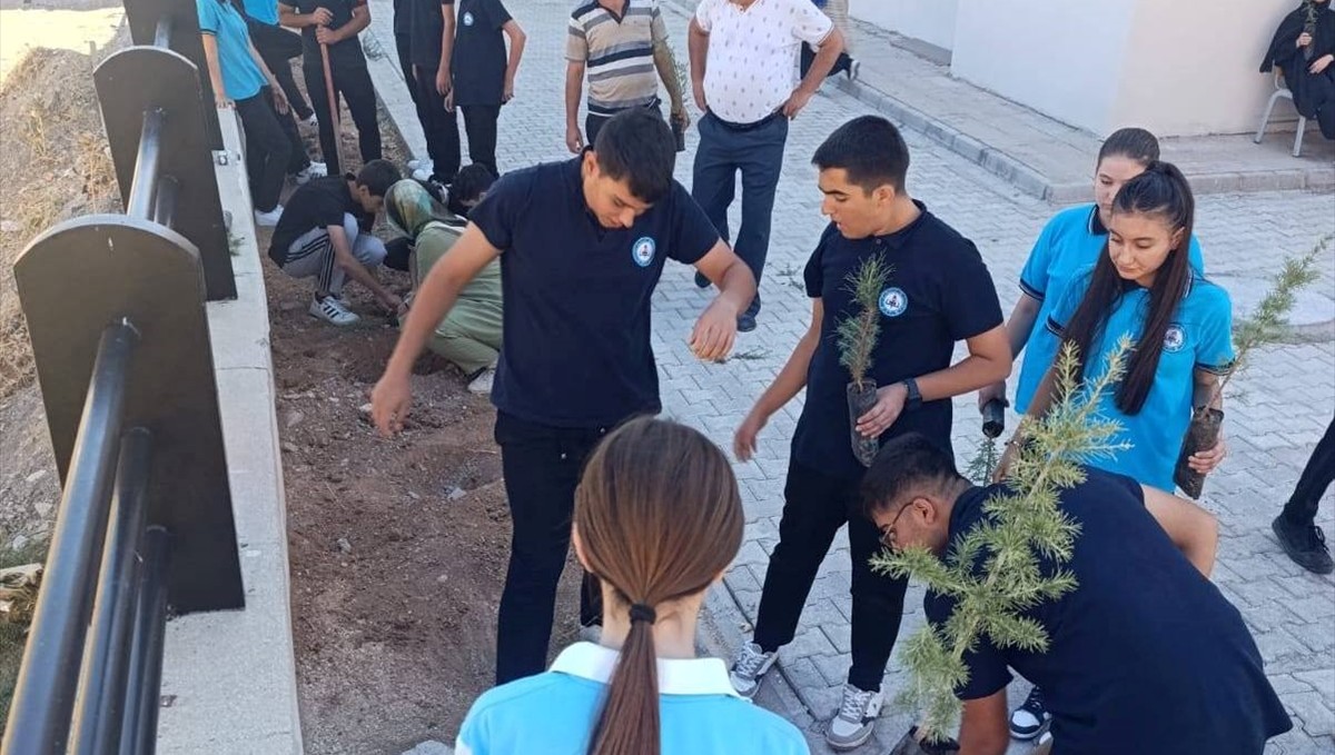 Keban'da "yeşil vatan projesi" kapsamında öğrenciler fidan dikti
