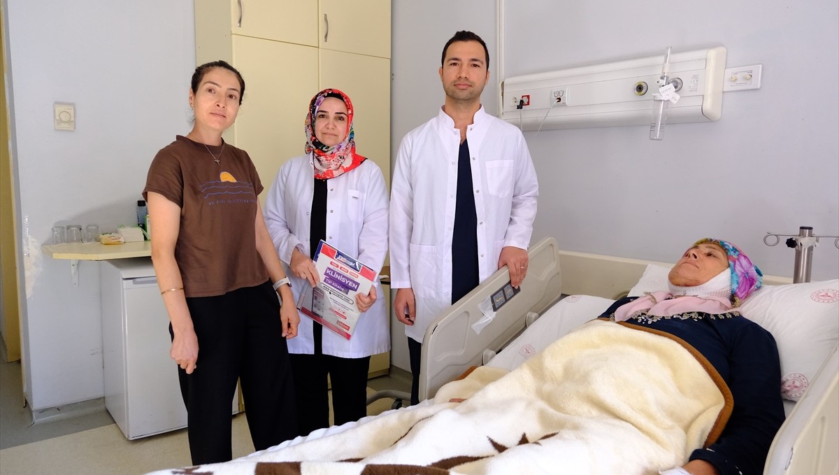 Kısmi yüz felci geçiren hasta ameliyatla sağlığına kavuştu