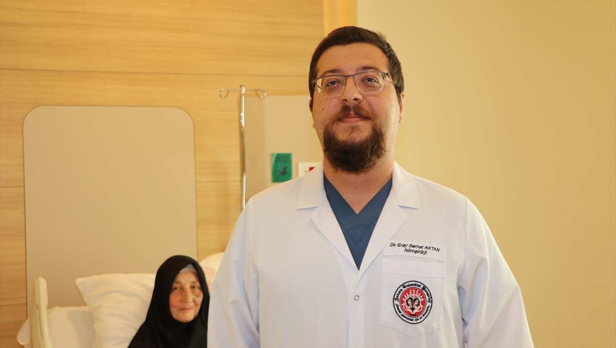 Konuşmayı unutturan tümörden "uyanık ameliyat"la kurtulup annesinin kaderini yaşamadı