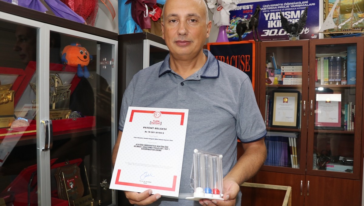 Kovid-19 salgınında anne babasının kullandığı solunum egzersiz cihazını dijitale dönüştürüp patent aldı