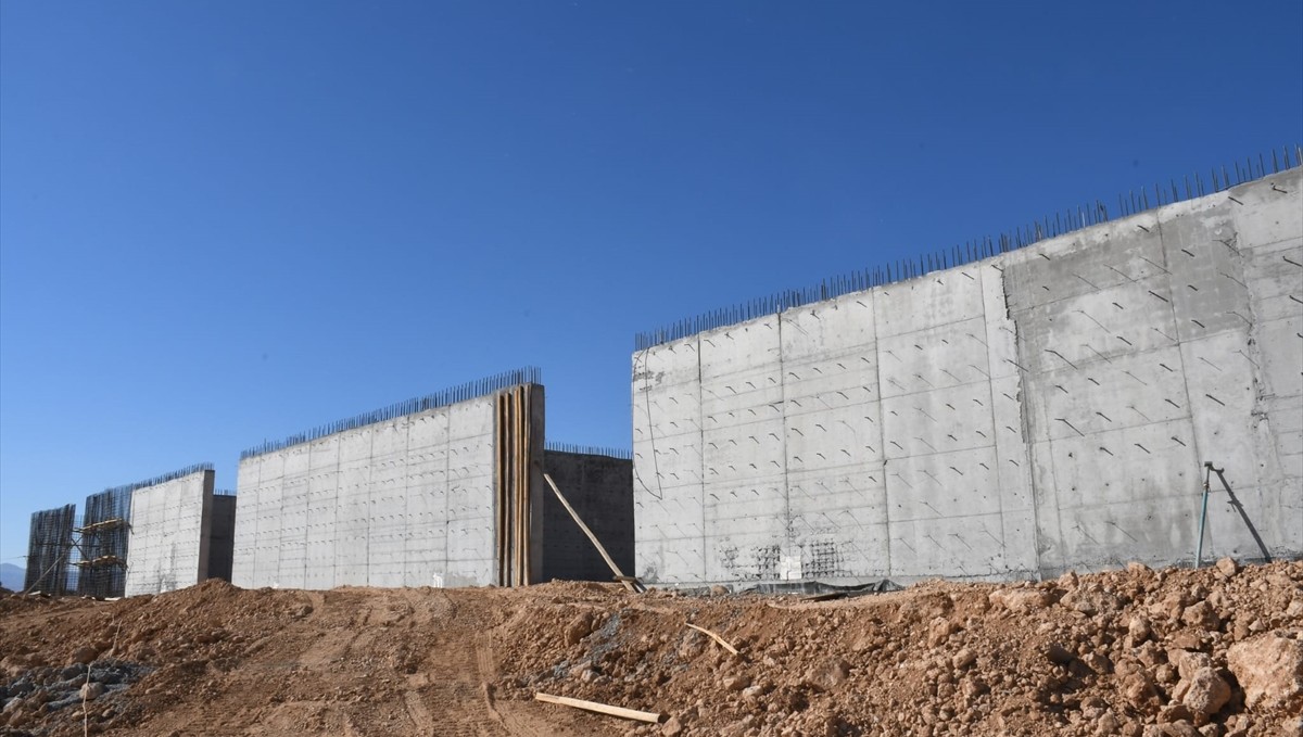 Malatya'da arpa ve buğday üreticileri için 20 bin ton kapasiteli yatay silo inşa ediliyor