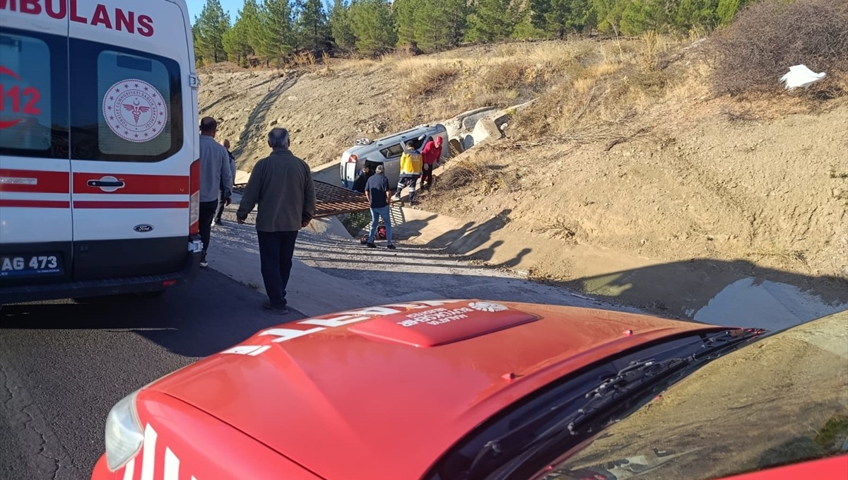 Malatya'da devrilen otomobildeki 3 kişi yaralandı