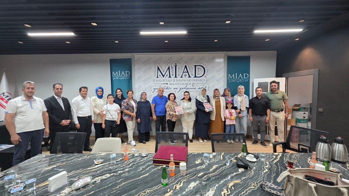 Malatya'da ihtiyaç sahibi öğrencilere giysi ve kırtasiye yardımı yapıldı