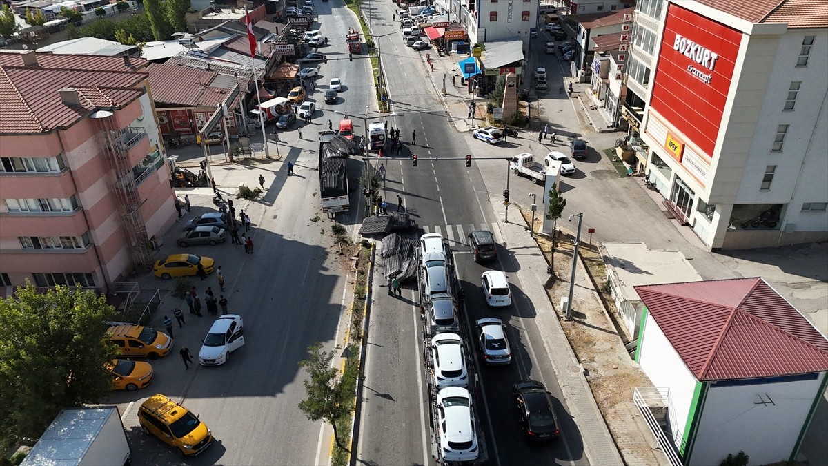 Malatya'da refüje çarpan tırda maddi hasar oluştu