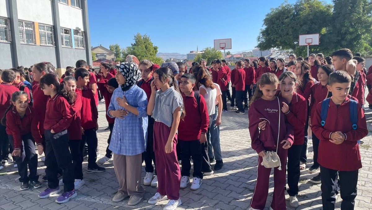 Malazgirt'te yeni eğitim öğretim yılı törenle başladı