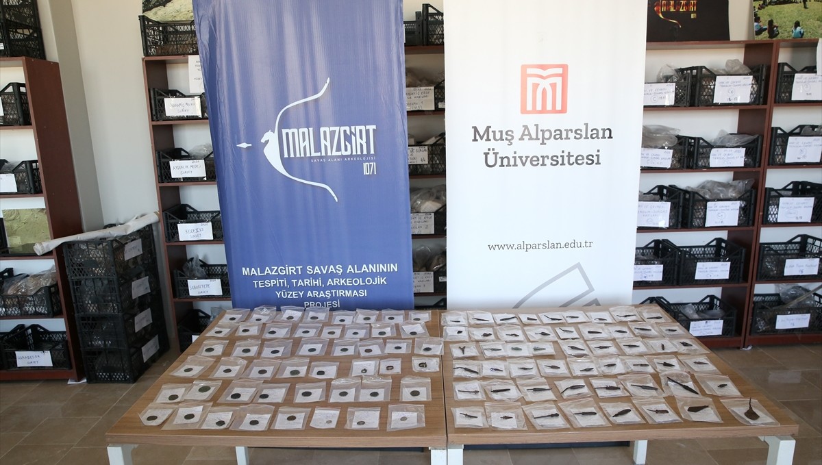 "Malazgirt"in izini süren uzmanlar 1000'in üzerinde metal savaş objesi buldu